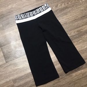 Lululemon Size 6 Black and White Groove Crop